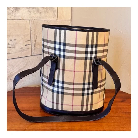 ❤️BEAUTIFUL❤️Burberry Bucket Bag - Picture 2 of 13